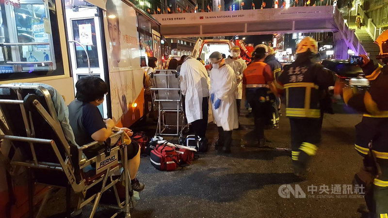 一輛公車13日晚間行經台北市中正區忠孝西路、中山南路口時不慎撞地下道出口護欄,駕駛及乘客多人受傷,警消獲報到場協助傷者送醫。(翻攝照片)中央社記者黃麗芸傳真 110年10月13日
