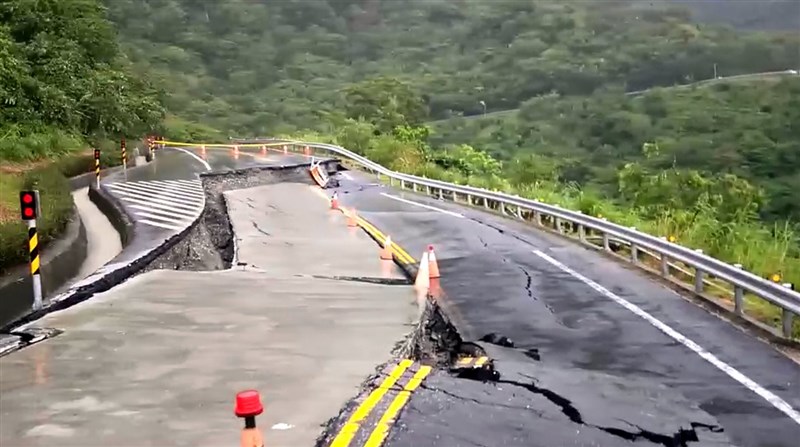 連接花蓮、台東貫穿海岸山脈的玉長公路,13日清晨路面下陷,雙向封閉,警方管制花東兩方車輛進入。(台東縣警察局成功分局提供)中央社記者盧太城台東傳真 110年10月13日
