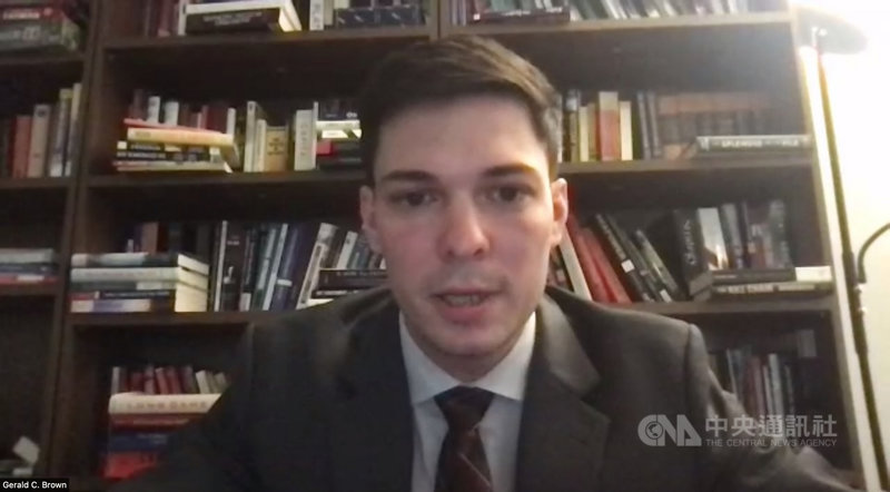 美國國防分析師布朗12日說,中共軍機加強擾台反映共軍信心提升、台海均勢現狀改變,美台應提升作戰能力,拉高北京武統台灣的成本。(取自外交政策研究所視訊研討會)中央社記者尹俊傑紐約傳真 110年10月13日
