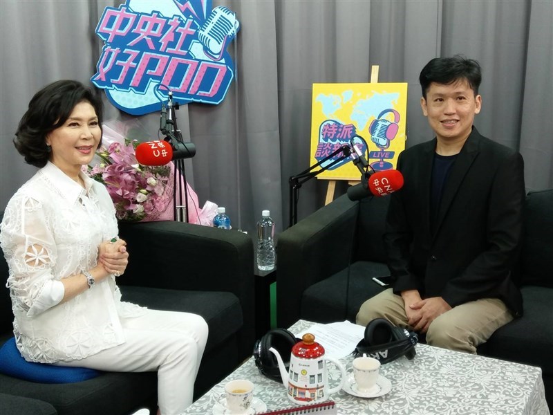 「最美麗的主持人」白嘉莉(左)錄製中央社Podcast節目「特派談新事」,向主持人周永捷(右)透露下一步計畫是環島走透透。中央社記者斐禛攝 110年10月13日