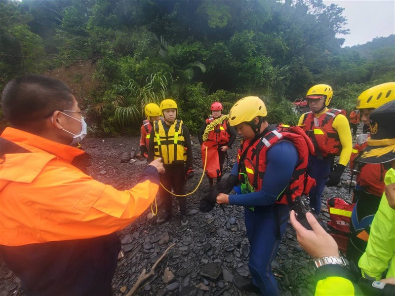 优享资讯 宜兰石门溪13人野营遇溪水暴涨等2天仍无法脱困急求援