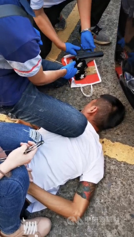 高雄鹽埕警分局偵辦非法持槍案,日前北上新北市土城區一處停車場埋伏守候,35歲劉男發現警方後,從車上拿出提袋拔腿落跑,但仍遭便衣員警強力壓制逮捕。(高市鹽埕警分局提供)中央社記者洪學廣傳真 110年10月13日