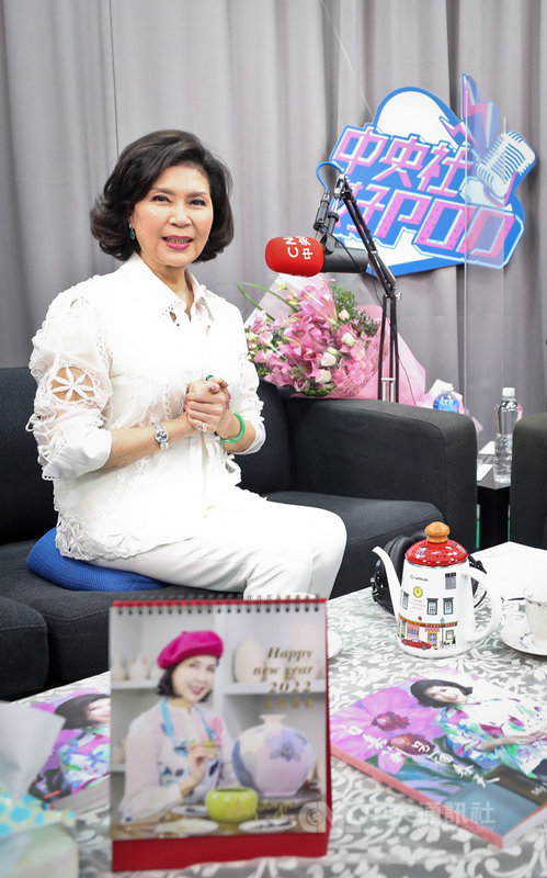 白嘉莉受邀擔任中央社Podcast節目「特派談新事」嘉賓,特別準備了自己製作的6本2022年年曆,獨家贈予「中央社好POD」聽眾。中央社記者裴禛攝 110年10月13日