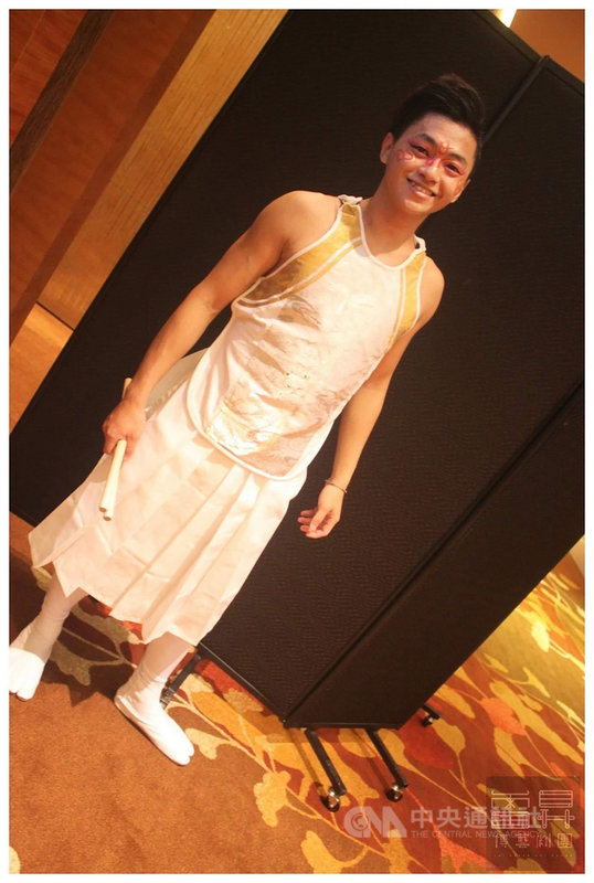 文協百年紀念會17日即將登場,開場演出將由甫獲總統文化獎青年創意獎的舞蹈家陳柏均,攜手雷昇傳藝劇團執行總監王昇揚(圖)的太鼓表演,將傳統武術與街舞巧妙融合,展現台灣原創力,一同揭開台灣文化日序幕。(文總提供)中央社記者王寶兒傳真 110年10月13日