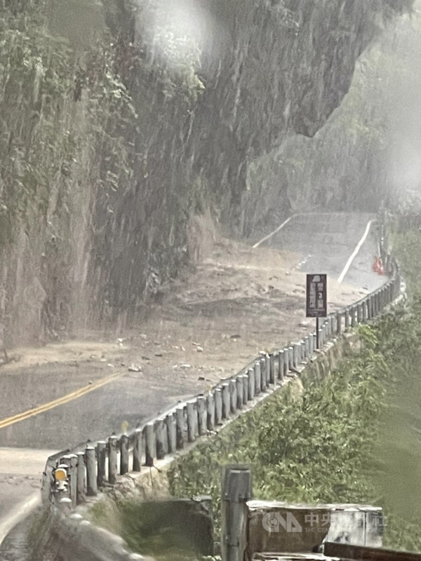 颱風圓規外圍環流持續影響,花東雨勢不斷,台8線中橫公路關原至太魯閣路段,因沿線落石多,13日仍維持封閉。(公路總局提供)中央社記者張祈傳真 110年10月13日