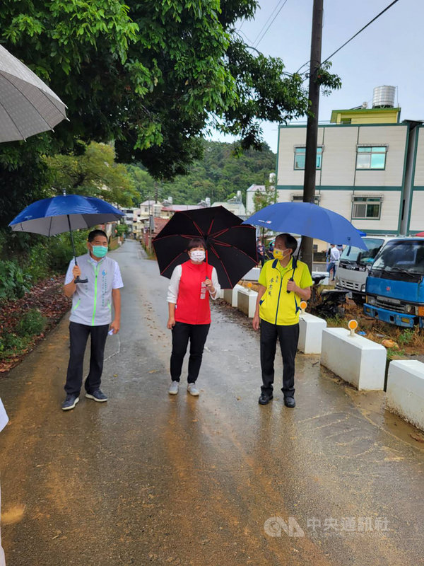 南投縣埔里鎮大坪頂地區是蔬果重要產區,當地合成里西安路3段204巷為產業運輸主要道路,但路寬卻僅約3.5公尺,會車困難,經行政院中部聯合服務中心執行長蔡培慧(中)邀集主管機關踏勘後,確定將進行拓寬工程,蔡培慧13日到大坪頂辦理施工說明會。(行政院中部聯合服務中心提供)中央社記者蕭博陽南投縣傳真 110年10月13日