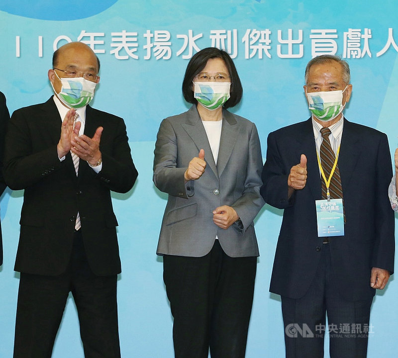 經濟部水利署13日舉辦「涓滴守護 韌性台灣」表揚水利傑出貢獻人員及團體典禮,總統蔡英文(中)、行政院長蘇貞昌(左)頒發終身成就獎給經濟部水利署前副署長林火木(右)。中央社記者郭日曉攝 110年10月13日
