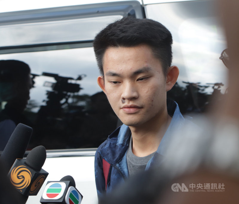 在台殺害女友的香港男子陳同佳(如圖)迄今並未赴台投案,香港媒體最新報導,警方不再提供他安全屋居住,陳同佳目前動向未明。圖為陳同佳2019年10月23日在港刑滿出獄。(資料圖片)中央社記者張謙香港攝 110年10月13日