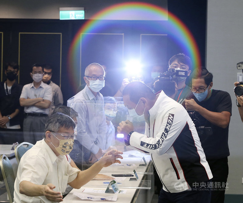 綠色和平與今周刊13日舉辦台灣城市淨零承諾記者會暨台灣淨零城市先行論壇,台北市長柯文哲(前左)、新北市長侯友宜(前右)等人出席,盼共同倡議台灣城市氣候行動,促進城市交流、分享減碳經驗與未來目標。中央社記者郭日曉攝 110年10月13日
