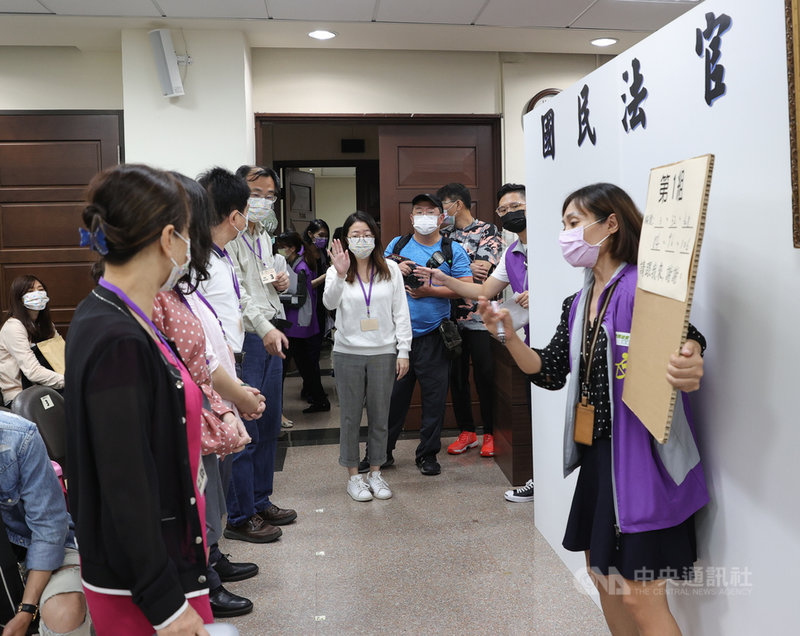 台北地方法院第1輪次國民法官模擬法庭第3場次13日舉行,現場進行候選國民法官全體詢間等程序。中央社記者謝佳璋攝 110年10月13日