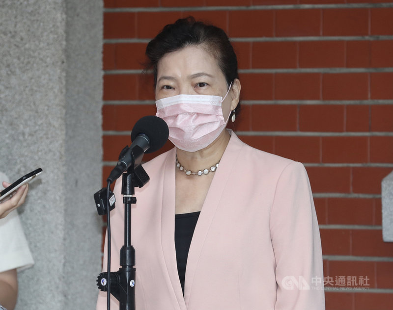 立法院經濟委員會13日邀經濟部長王美花列席報告並備質詢。王美花會前接受媒體聯訪時說,餐飲業前陣子受疫情及國際物價波動影響,經營確實比較辛苦,接下來要面臨基本工資調漲,她強調,近期會盡快搜集相關資料,10月底提出配套。中央社記者張皓安攝 110年10月13日