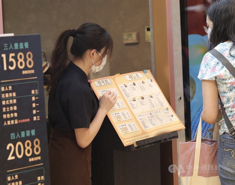 勞動部基本工資審議委員會日前決議,明年起基本工資調漲至月薪新台幣2萬5250元、時薪168元。(中央社檔案照片)