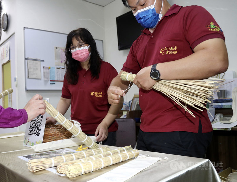 農委會台東區農業改良場13日在農委會舉行「農遊體驗100種」新書發表,盼可作為食農教育輔助教材,也能當成經營休閒農業者在設計規劃遊程時的參考或活動指引。中央社記者張皓安攝 110年10月13日