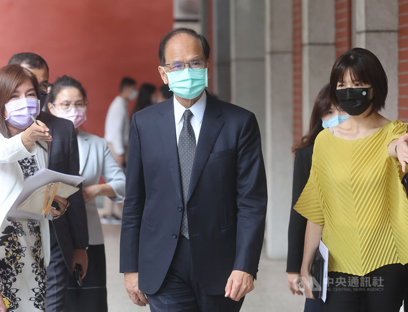 立法院長游錫堃(中)14日立法院出席「台灣議會設置請願運動百年展」專輯發表暨「台灣議會設置請願運動百年展徵文活動」及「110年度第一屆立法院獎助國會研究優良博碩士論文」頒獎活動。中央社記者鄭傑文攝 110年10月14日
