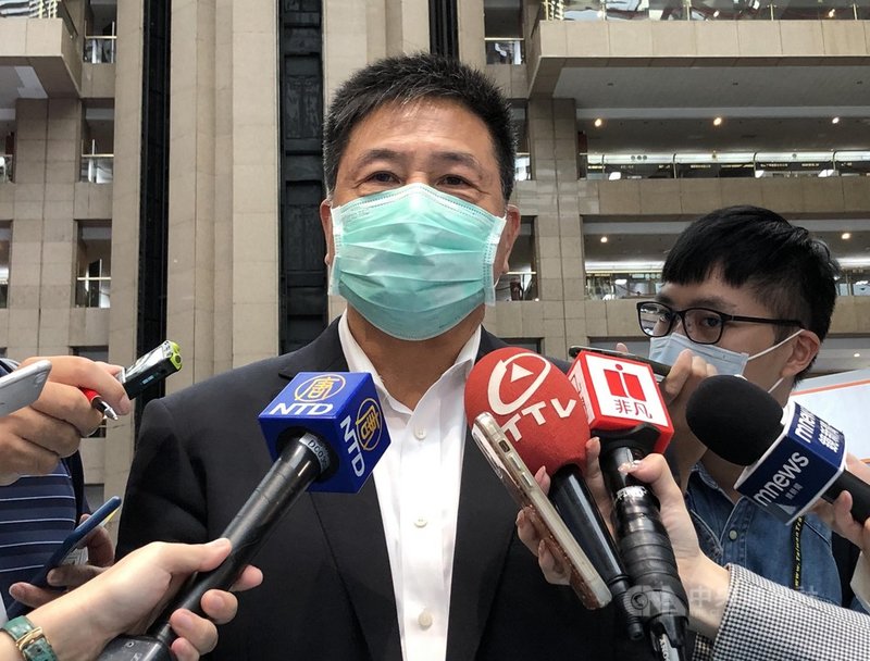 台北市電腦公會理事長彭双浪(前)14日上午參觀台灣創新技術博覽會後接受媒體採訪表示,中國限電對大部分會員廠商沒影響,不過中國電價上漲,大家要有心理準備,過去廉價享受回不去了。中央社記者鍾榮峰攝 110年10月14日