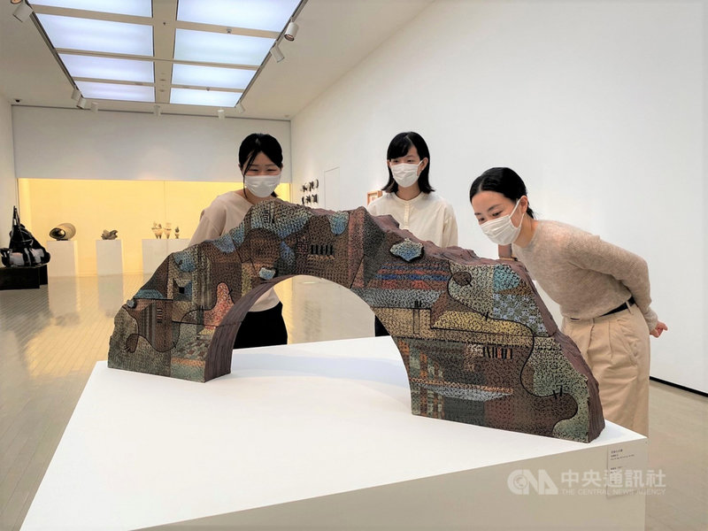 新北市立鶯歌陶瓷博物館14日表示,在日本岐阜縣現代陶藝美術館邀請下,策劃「台灣當代陶瓷的力量」特展,精選陶博館86組典藏品,來自72名藝術家的當代陶藝創作,呈現台灣陶藝風華。(新北市立鶯歌陶瓷博物館提供)中央社記者沈佩瑤新北傳真 110年10月14日