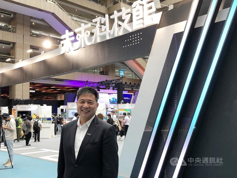 友達董事長彭双浪14日表示,消費性面板需求趨緩,不過商務需求強勁,今年友達在電競應用面板出貨可望倍增。中央社記者鍾榮峰攝 110年10月14日