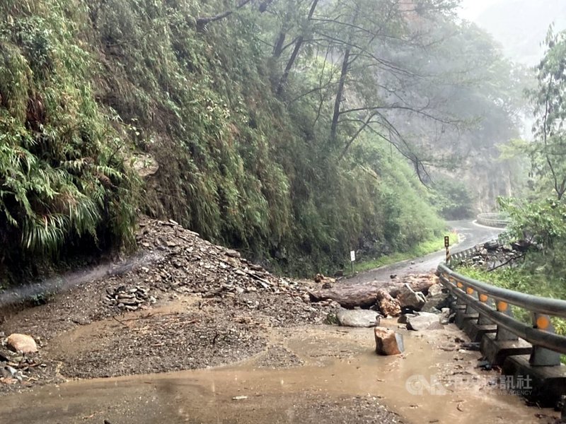 颱風圓規外圍環流影響,台東大雨不斷,南橫公路14日上午仍有坍方落石,海端鄉霧鹿國小尚有超過半數老師因南橫路況不佳無法返校。(古金福提供)中央社記者盧太城台東傳真 110年10月14日