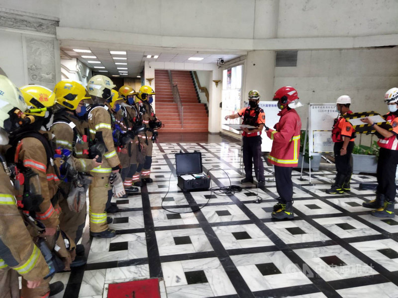 高雄市鹽埕區「城中城」大樓暗夜大火,台南市消防局14日立刻清查轄下複合式建築,且對其中6棟大樓展開演練,強化搶救能力。(台南市消防局提供)中央社記者張榮祥台南傳真 110年10月14日