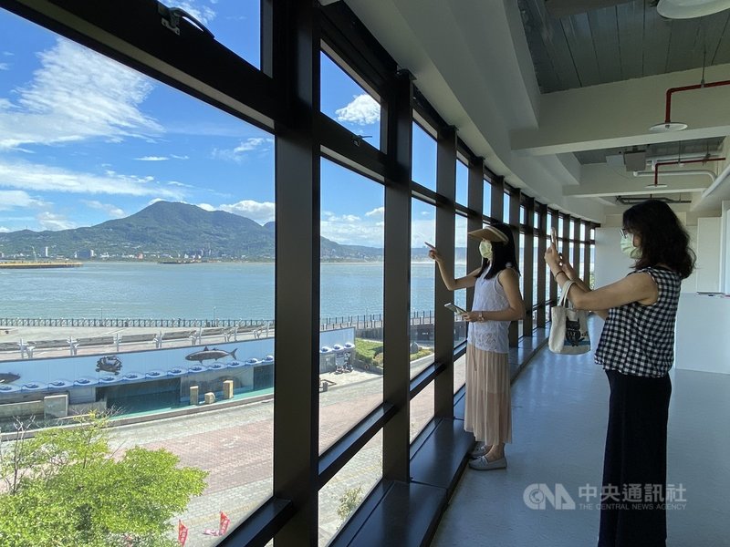 新北市淡水漁人碼頭9日起,連4週的週六、週日晚間施放共計8場次海景煙火。淡水古蹟博物館配合煙火秀,首次開放滬水一方藝文空間5樓舉辦輕旅暨煙火秘境團免費活動。(新北市立淡水古蹟博物館提供)中央社記者沈佩瑤新北傳真 110年10月14日