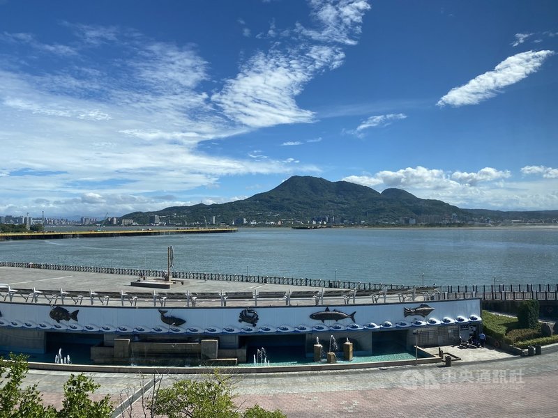 新北市淡水漁人碼頭9日起,連4週的週六、週日晚間施放共計8場次海景煙火。淡水古蹟博物館配合煙火秀,開放滬水一方藝文空間5樓舉辦輕旅暨煙火秘境團免費活動,能以最佳角度欣賞煙火。(新北市立淡水古蹟博物館提供)中央社記者沈佩瑤新北傳真 110年10月14日