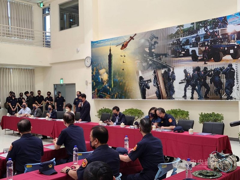 立法院內政委員會14日考察警政署反恐訓練中心,包括多個中央、地方警察單位共同參演,警方聯合執勤能力獲立委們高度肯定。(警政署提供)中央社記者黃麗芸傳真 110年10月14日