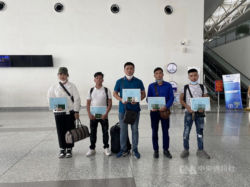 受COVID-19疫情衝擊,越南2021年前9個月僅輸出4萬多名勞工赴海外工作,全年目標達成率不到5成。圖為準備赴台工作的越南勞工5月18日在河內內排國際機場大廳合影。(讀者提供)中央社記者陳家倫河內傳真 110年10月14日