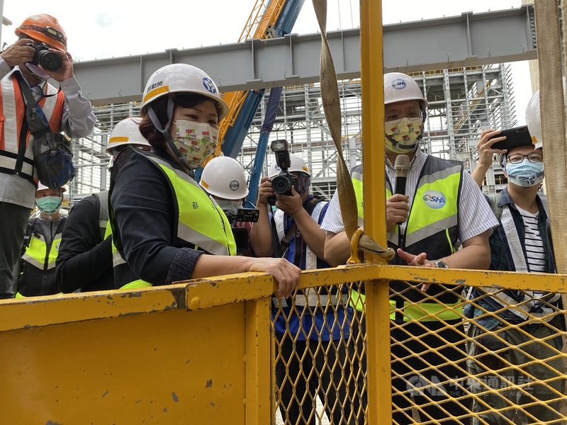 勞動部長許銘春(前左)14日率隊前往大潭電廠執行勞檢,除了視察工地安衛設施,也現場關心詢問現場移工工作及生活狀況。中央社記者吳欣紜攝 110年10月14日