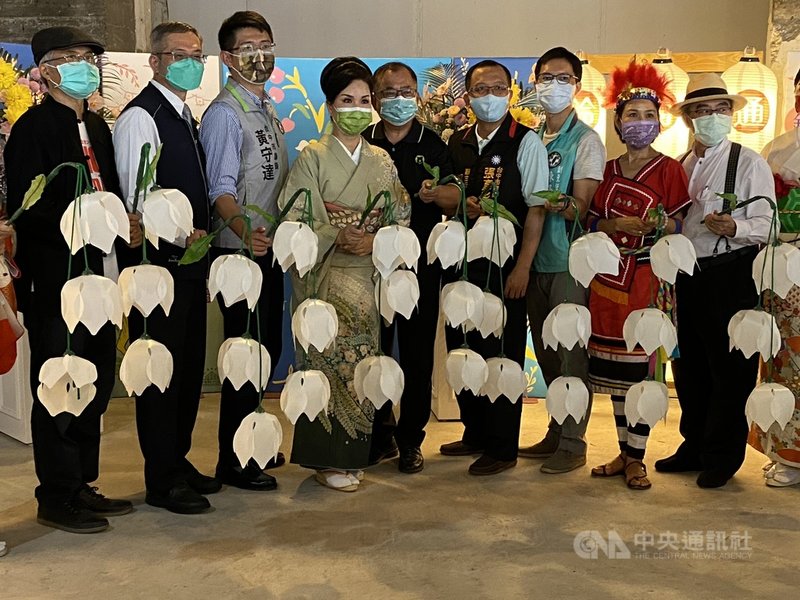 由台中市中區在地居民發起的「鈴蘭通散步納涼會」邁入第3屆,將在10月23、24日登場,主辦單位14日舉辦宣傳記者會,邀請民眾一同參與,並繫上祈福彩帶為疫情祈福。中央社記者蘇木春攝 110年10月14日