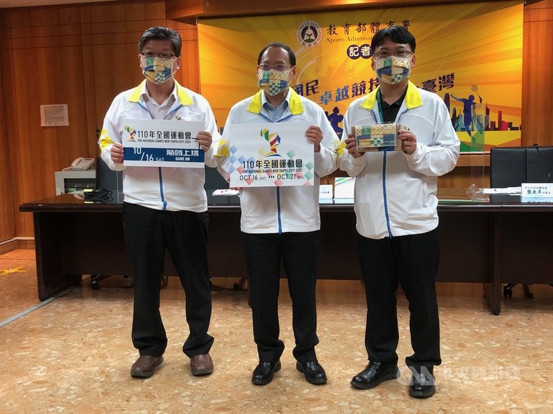 台北市鐵人三項代表隊傳出全運會混合接力報名作業瑕疵,恐無緣連霸,新北市政府體育處副處長龔東昇(右)14日表示,報名作業涵蓋3階段,依競賽規程辦理。中央社記者黃巧雯攝 110年10月14日