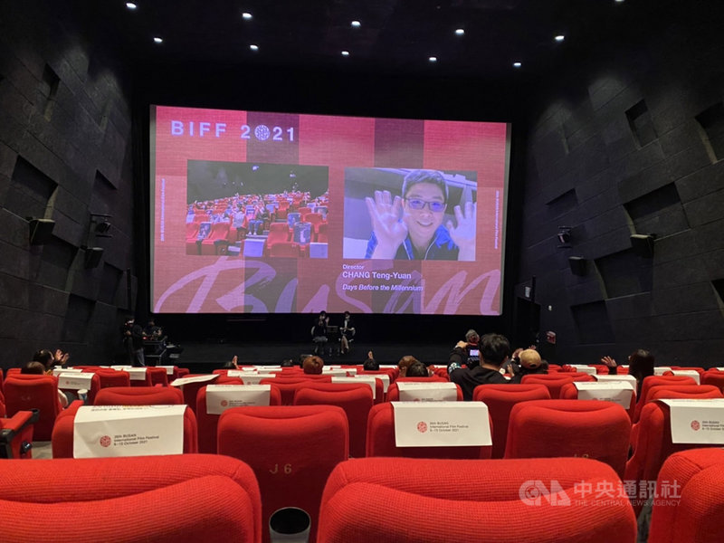 台灣導演張騰元新作「徘徊年代」入選釜山影展,14日在海雲台電影殿堂播出第3場次,張騰元在放映後透過視訊與現場觀眾互動。中央社記者廖禹揚釜山攝 110年10月14日