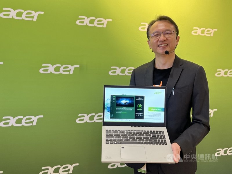 電腦品牌廠宏碁14日在汐止總部舉辦媒體聯訪,董事長陳俊聖(圖)展示採用消費後回收塑料及可回收包裝的Vero系列環保筆電。中央社記者吳家豪攝 110年10月14日