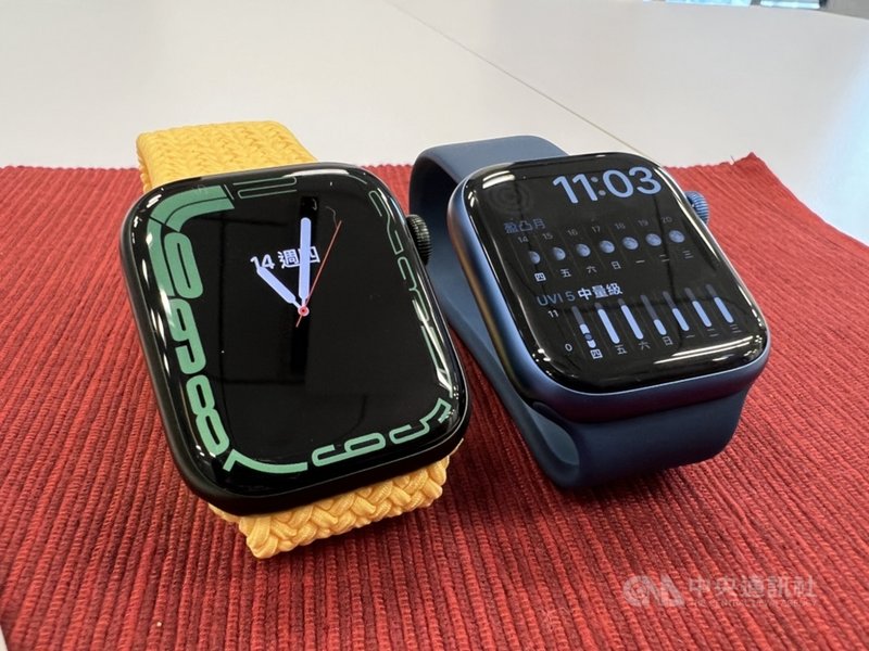 蘋果智慧手錶Apple Watch Series 7將於15日開賣,搭載2款專屬錶面,其中「輪廓」(左)刻度盤的數字會流動到顯示器的邊緣,「雙行組合」(右)可容納兩個複雜功能App。中央社記者吳家豪攝 110年10月14日