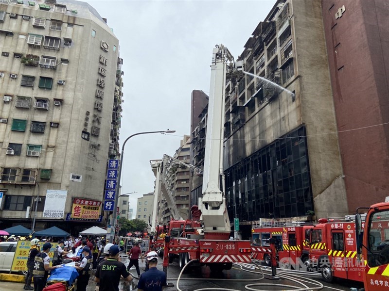 高雄市鹽埕區府北路「城中城」大樓14日凌晨2時許火警,高雄市消防局出動逾70車約150人投入救援,火勢於上午7時17分撲滅。中央社記者董俊志攝 110年10月14日