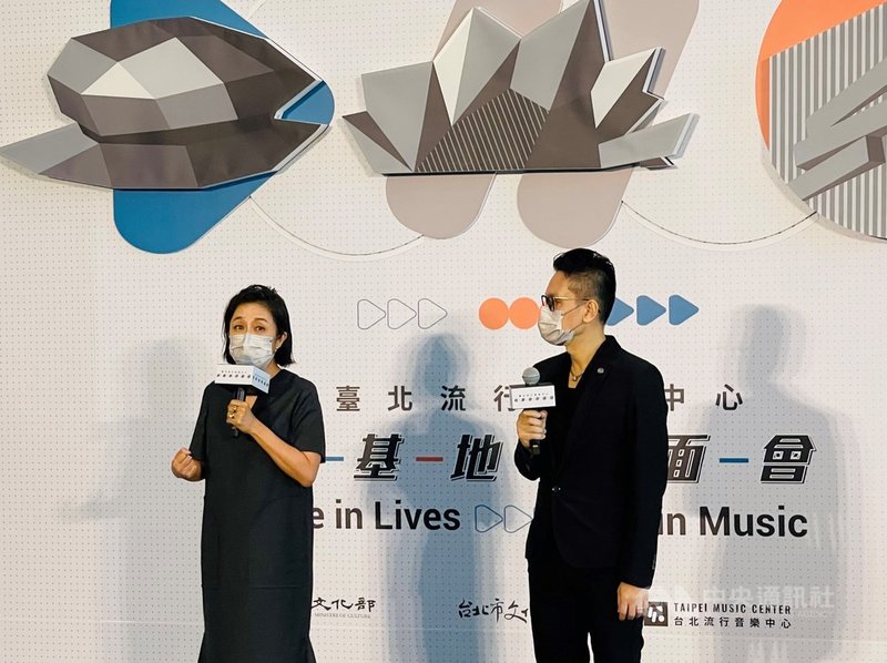 台北流行音樂中心14日舉辦南基地見面會,北流董事長黃韻玲(左)表示,南基地產業區將會匯集創作核心單位,讓音樂的研發、產出變成一個很完整的生產線,盼藝術家可在此找到所需,並感受到北流團隊的愛、努力及對音樂的尊敬。中央社記者陳昱婷攝 110年10月14日