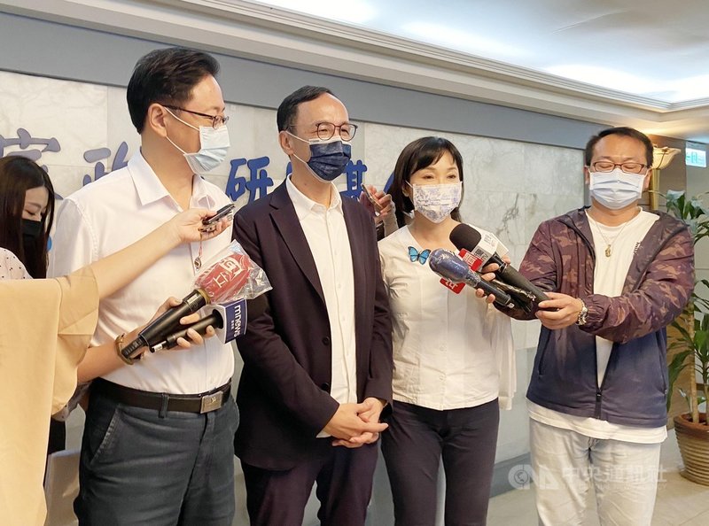 國民黨智庫14日召開董事會,確定由黨主席朱立倫(前左2)擔任董事長,前行政院長張善政(前左)為副董事長,前立委柯志恩擔任執行長。中央社記者劉冠廷攝 110年10月14日