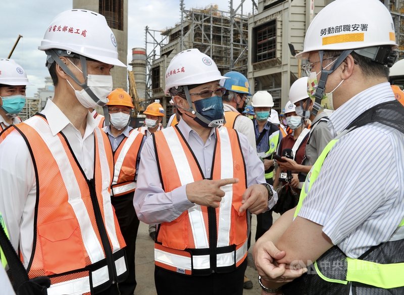 大潭電廠增建燃氣複循環機組發電計畫工程正在施工中,台電董事長楊偉甫(中)14日表示,已經獲得許可專案引進移工,10月、11月約有各200名移工入境,屆時都會遵守相關防疫規定。中央社記者張皓安攝 110年10月14日