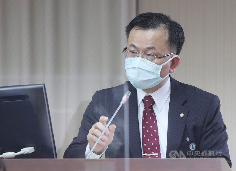 國家通訊傳播委員會(NCC)主委陳耀祥(圖)14日在立法院交通委員會專題報告指出,台灣5G戶數在110年8月來到363.9萬門,若以4G/5G行動寬頻用戶數來看,占整體行動寬頻用戶數12.3%;未來將持續督促業者布建5G建設。中央社記者鄭傑文攝 110年10月14日