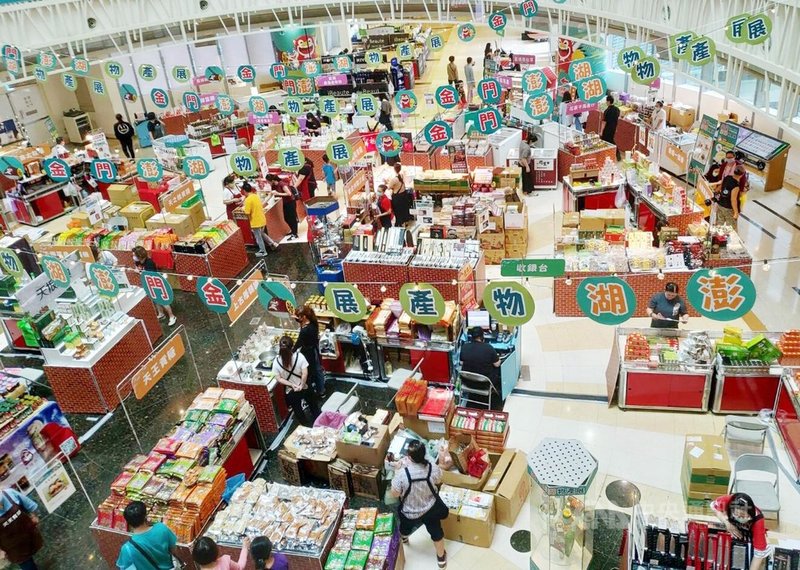 國內COVID-19疫情趨緩,澎湖農會、農漁產業加工運銷合作社等10餘家在地業者,在後疫時期主動出擊,跨海赴台結合高雄夢時代週年慶,舉辦金門澎湖物產展,搶攻振興五倍券商機。(洪疇雲提供)中央社 110年10月14日