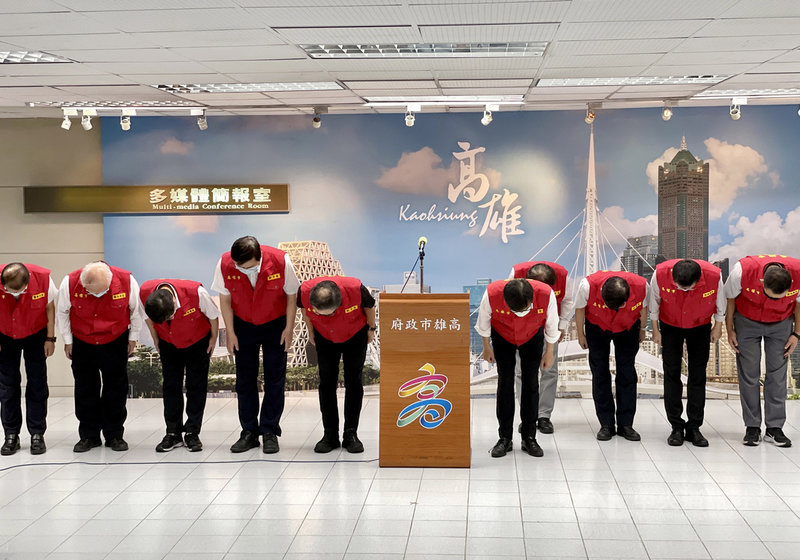 高雄市鹽埕區城中城大樓14日發生大火,造成重大傷亡,高雄市長陳其邁(前)晚間率市府首長向市民鞠躬致歉。(高雄市政府提供)中央社記者蔡孟妤傳真 110年10月14日