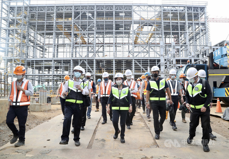 勞動部14日前往大潭電廠執行勞檢,勞動部長許銘春(前中)表示,國家重要公共工程在職業安全衛生上更須為表率,因此10月開始將針對公共工程密集勞檢,希望經濟部、雇主等必須做好保護好安全防護、保護勞工安全。中央社記者張皓安攝 110年10月14日