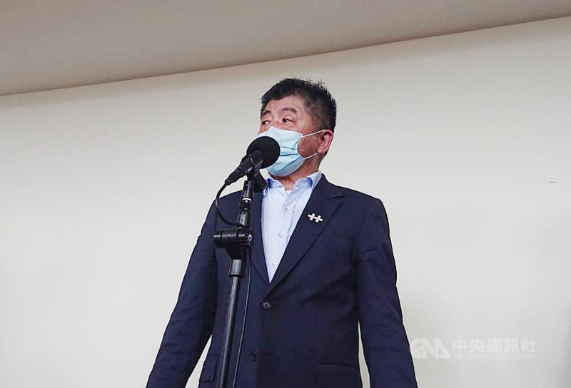 全球COVID-19疫情進入下一階段,多家藥廠口服抗病毒藥物研發有新進展,台灣爭取進度受關注;衛福部長陳時中14日上午列席立法院衛環委員會前接受媒體聯訪時表示,默沙東口服藥已快簽約,也邀輝瑞報告新藥試驗。中央社記者陳婕翎攝 110年10月14日