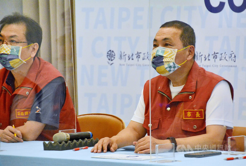 新北市長侯友宜(右)14日在疫情說明會中表示,鑑於高雄市鹽埕區城中城大樓火警,統計新北共90棟複合式建築,其中有7棟是超過30年以上的建築,將優先列為公安與消防安全稽查對象。中央社記者黃旭昇新北攝 110年10月14日