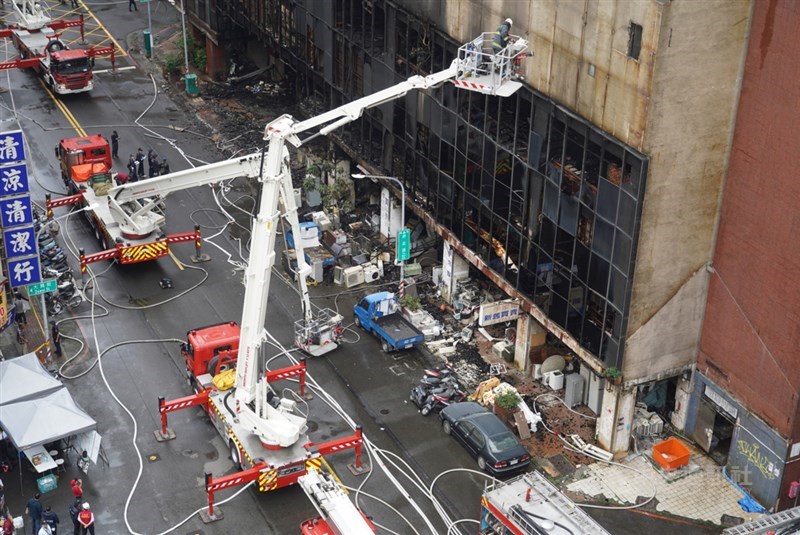 高雄市鹽埕區府北路「城中城」大樓14日發生火警,消防局出動人車到場救援,先逐戶、逐樓清查,救出受困民眾,並進入火場勘驗調查火災發生原因。中央社記者董俊志攝 110年10月14日