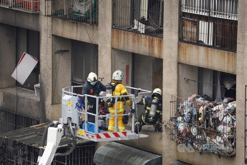 高雄市鹽埕區府北路「城中城」大樓14日發生火警,火舌從1樓一路向上竄燒,消防人員到場救援,先逐戶、逐樓清查,以救出受困民眾。中央社記者董俊志攝 110年10月14日
