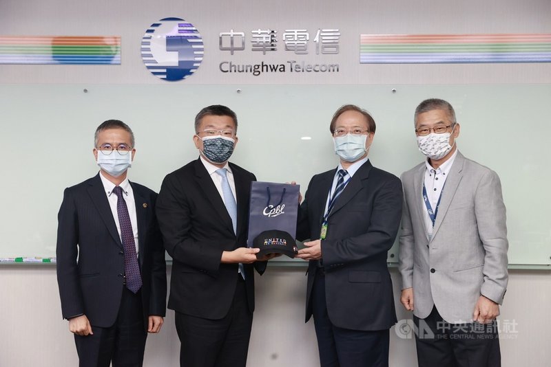 中職會長蔡其昌(左2)13日前往中華電信拜會,討論中職第6隊事宜,並簡報說明。蔡其昌14日表示,中華電信非常支持棒球運動,他們將深入討論、評估,不過目前還言之過早。(中華職棒提供)中央社記者楊啟芳傳真 110年10月14日