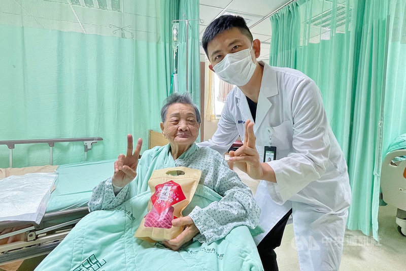 南投縣佑民醫院14日重陽節準備蘋果及祝福小卡送給院內長輩,除祝福平安、健康,也希望蘋果的抗氧化物質與豐富膳食纖維對長輩健康有正面助益。(佑民醫院提供)中央社記者蕭博陽南投縣傳真 110年10月14日