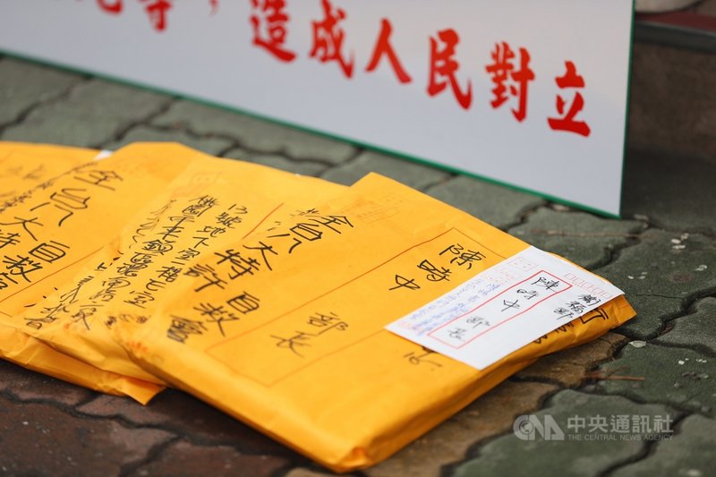 全台八大行業特許自救會14日下午到衛生福利部疾病管制署門口舉行記者會,要求有條件復業並遞交陳情書。中央社實習記者蕭宇軒攝 110年10月14日