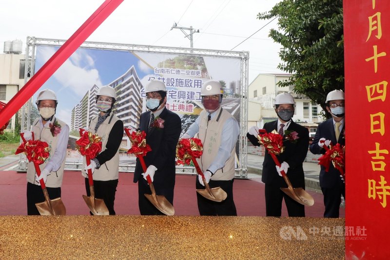 台南市仁德二空新村公宅14日舉行動土儀式,市長黃偉哲(右3)等人出席。(台南市政府提供)中央社記者張榮祥台南傳真 110年10月14日