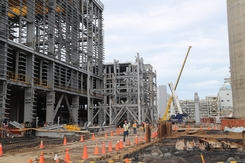大潭電廠增建燃氣複循環機組發電計畫工程正在施工中,台電董事長楊偉甫14日表示,大潭工程專案申請863名移工,目前現場已經有409人。圖為大潭電廠8號機工區。中央社記者張皓安攝 110年10月14日